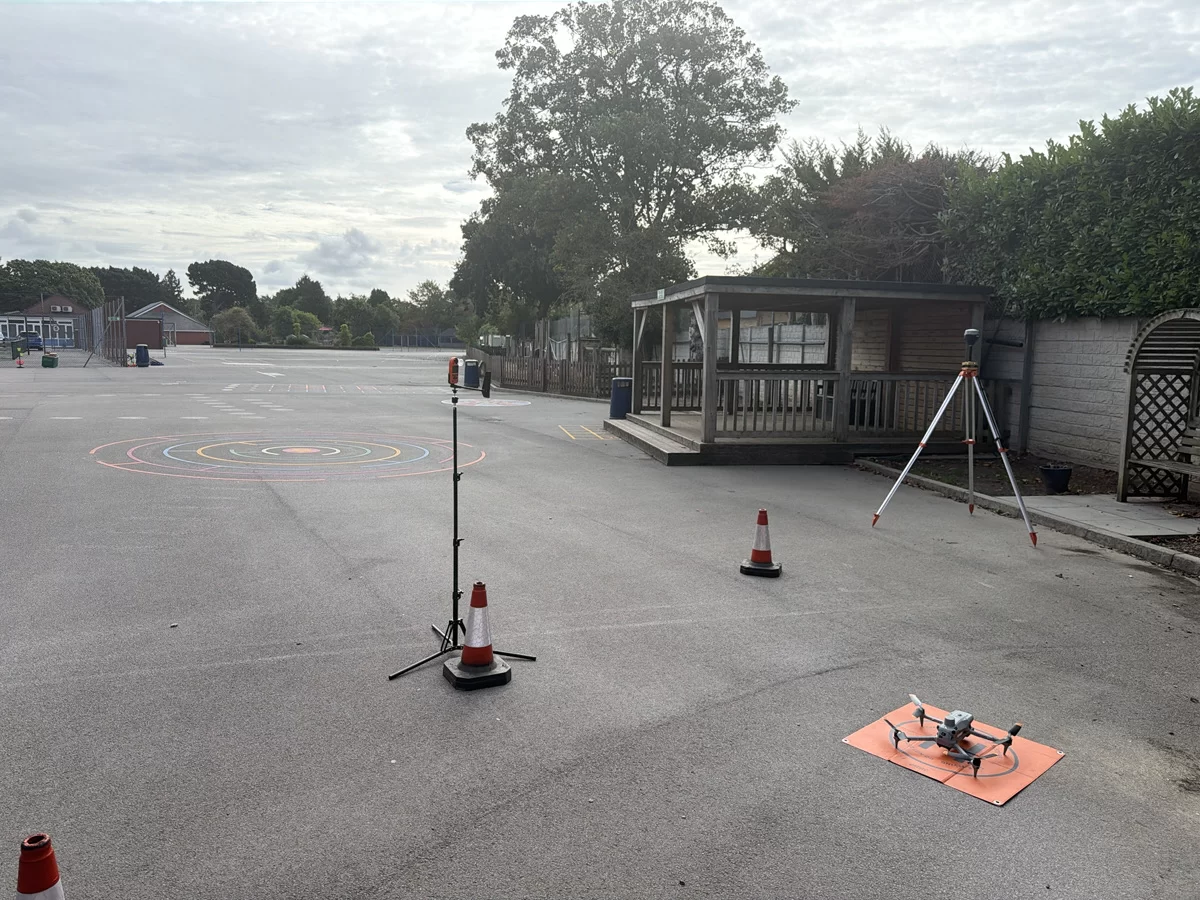 Solar inspection environmnetal monitoring setup Aerial thermal image of a rooftop solar array showing module temperature variation while the system is under load.